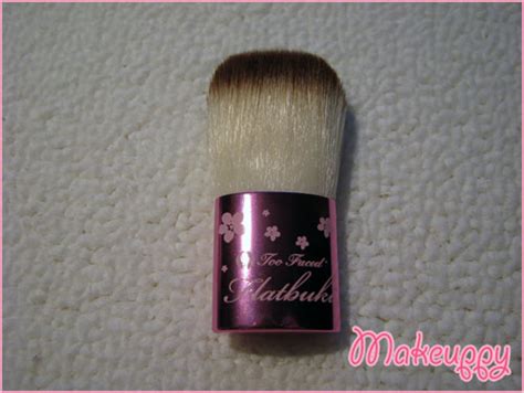 Flatbuki di Too Faced: un pennello glamour multiuso.